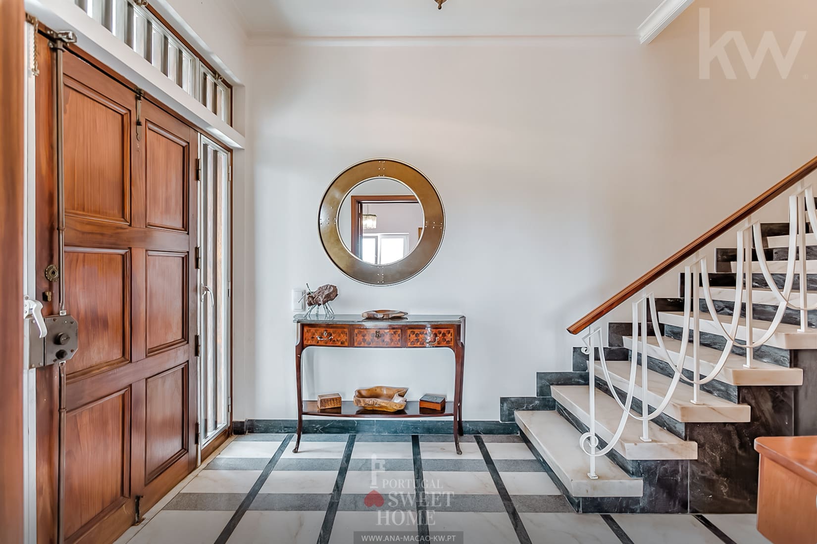Entrance hall (6.35 m²) with marble floor